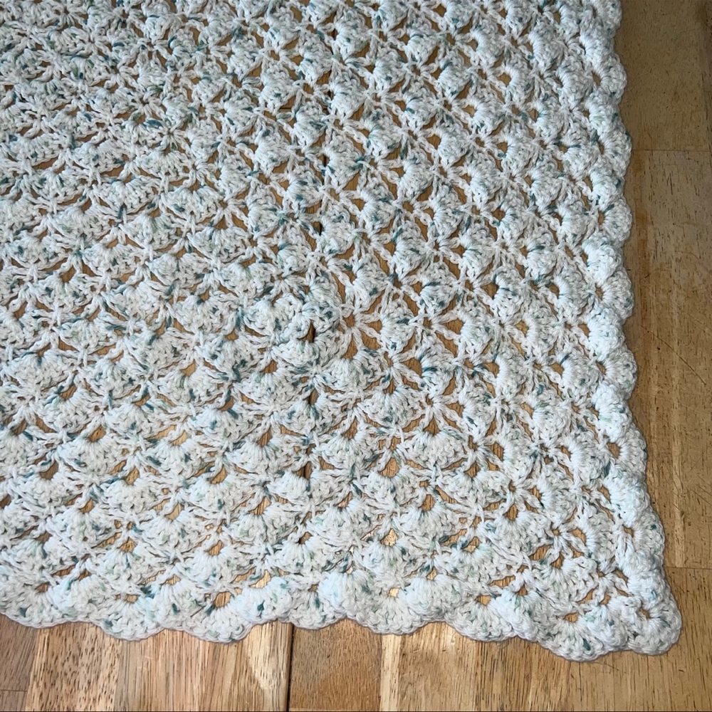 Crochet Shell Pattern Throw Blanket - Picture 5 of 5